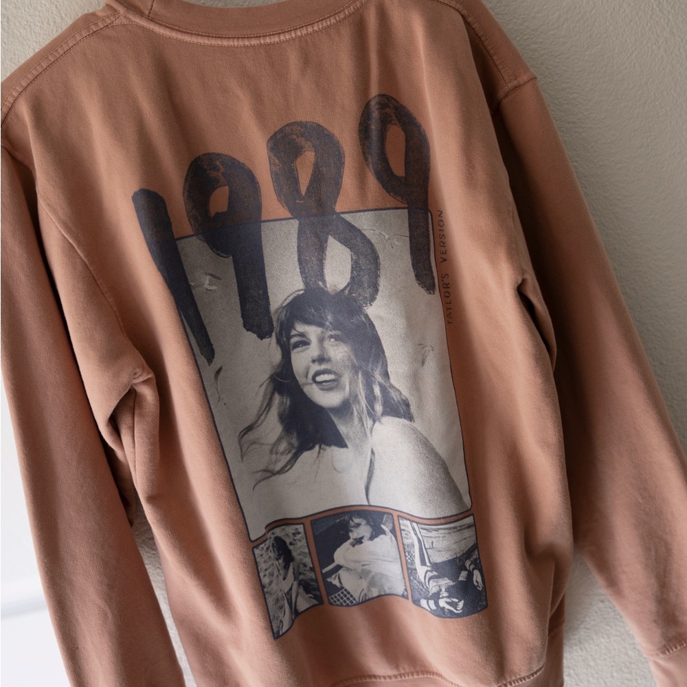 Graphic Pullover Sweatshirt in Dusty Rose with 1989 Print